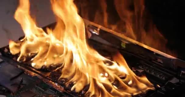 Сжигание ноутбука вблизи компьютерной электроники — стоковое видео