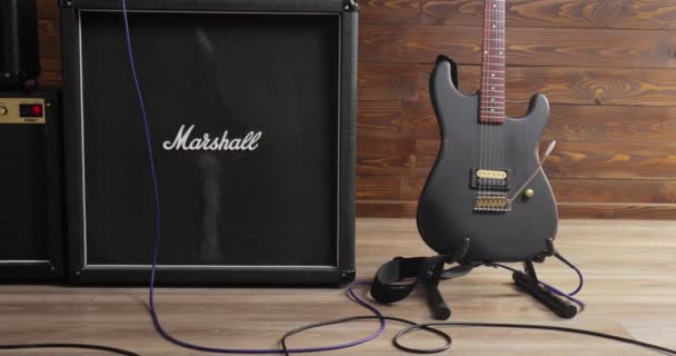 Amplificadores de guitarra Marshall en un estudio — Vídeo de stock