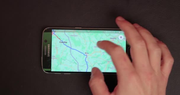 Google Maps 'te akıllı telefondan yol rotası planlaması — Stok video
