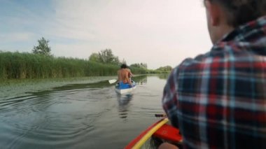 Bereketli bir yaz manzarasında kano.