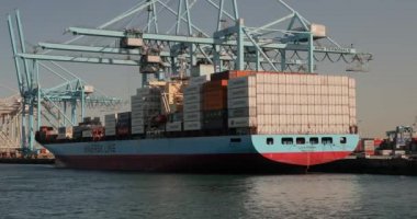 Bir gemide konteynırlar yükleniyor