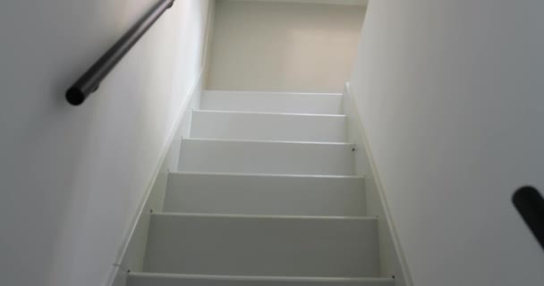 Die Treppe hinunter — Stockvideo