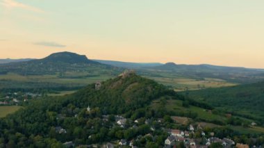 Ortaçağ şatosunun insansız hava aracı görüntüsü, Szigliget