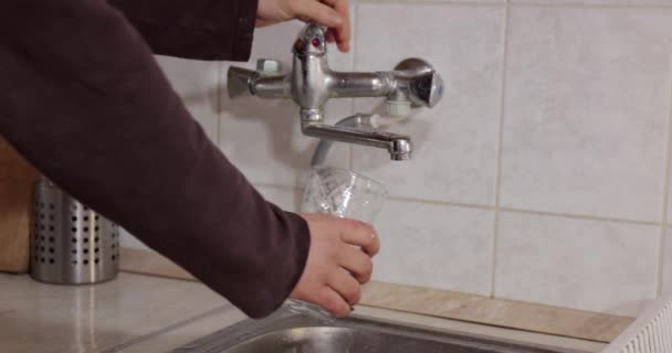 Питьевая вода, наполненная стеклом на кухне крана — стоковое видео