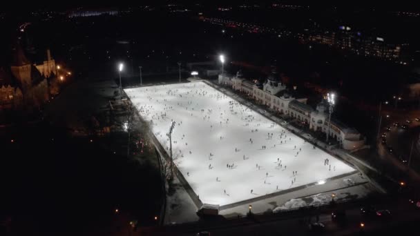 布达佩斯的冰场上滑冰的人 — 图库视频影像
