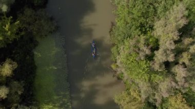 Bereketli bir yaz manzarasında kano.