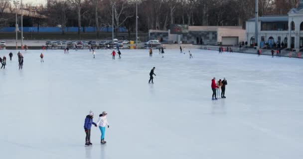 Pessoas patinando na pista de gelo em Budapeste — Vídeo de Stock