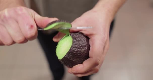 Abacate cortado ao meio — Vídeo de Stock