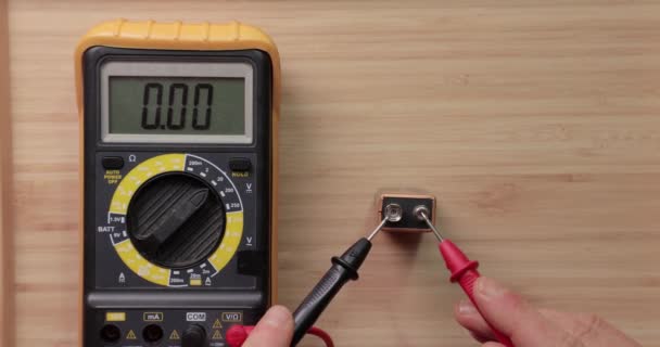 Test Batteriezelle Mit Digitalem Multimeter Werkzeug Spannungsprüfung Zeigt Geringe Volatage — Stockvideo