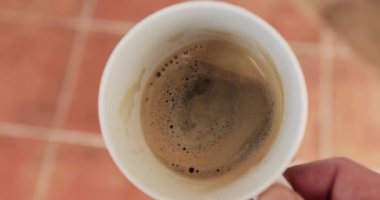 Bir fincan kahve içiyorum.