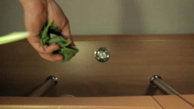 Taze yeşil ıspanak yaprakları yiyeceğe döküldü.