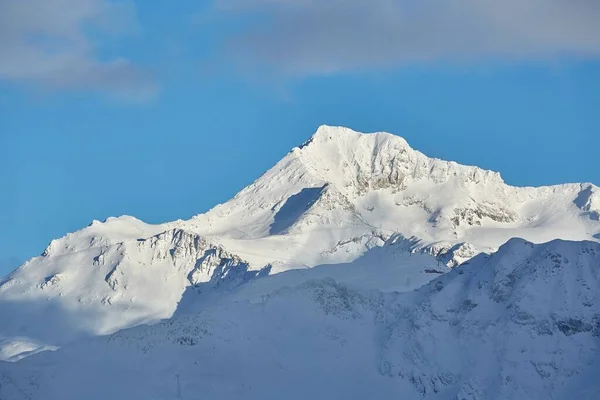 Berge mit Schnee bedeckt — Stockfoto