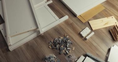 Ev dekorasyonu için kabine mobilyası montajı