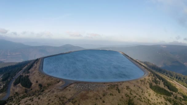 물을 저장하는 수력 발전소 저 수지 항공 드론 시야 — 비디오