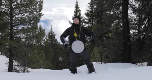 Hombre jugando al platillo y haciendo ruidos en el bosque de invierno — Vídeo de stock