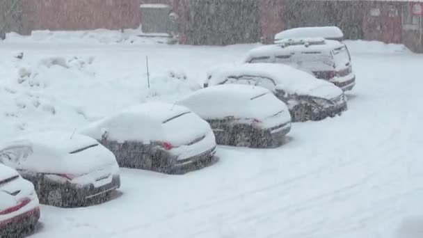 Χιονίζει σε πάρκινγκ το χειμώνα — Αρχείο Βίντεο