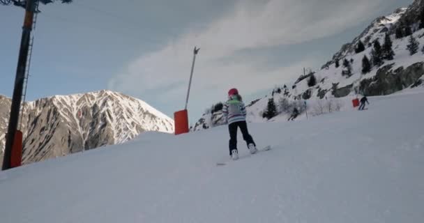 Snowboarder seguir tiro — Vídeo de stock