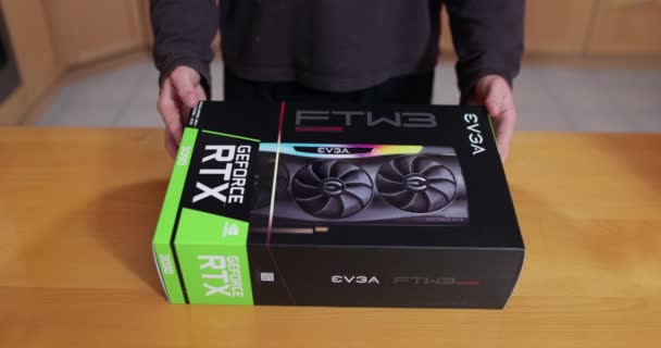 Покупка EVGA Geforce RTX 3090 Nvidia GPU в магазине — стоковое видео