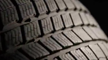 Araba lastiği yavaşlıyor.