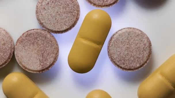 Pílulas de drogas girando em uma bandeja brilhante — Vídeo de Stock