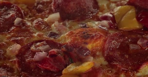 Pizza cloeup berputar dengan uap panas — Stok Video