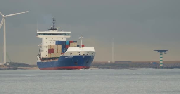 Containerschip in de Rotterdamse haven — Stockvideo