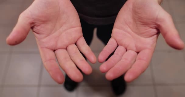 Человеческие руки открывают ладони — стоковое видео