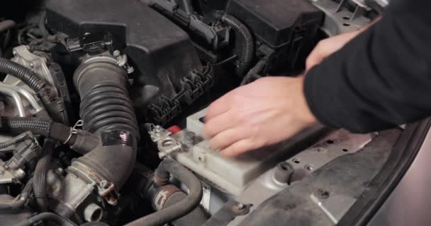 Ta bort gammalt batteri från bilen — Stockvideo