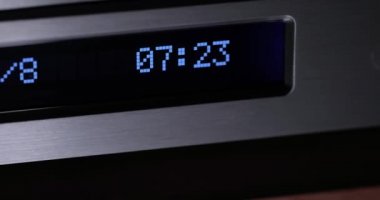CD oynatıcı bir disk çalıyor