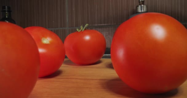 厨房里的番茄宏观滑块镜头 — 图库视频影像