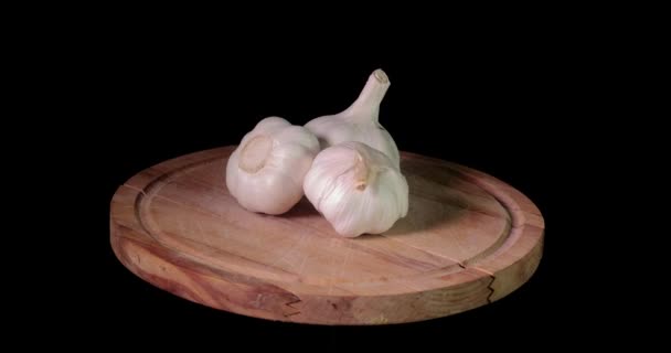 Garlic spinning on a tray — Stock Video