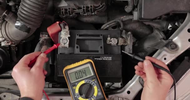 Checking car battery voltage and its good — Vídeo de Stock