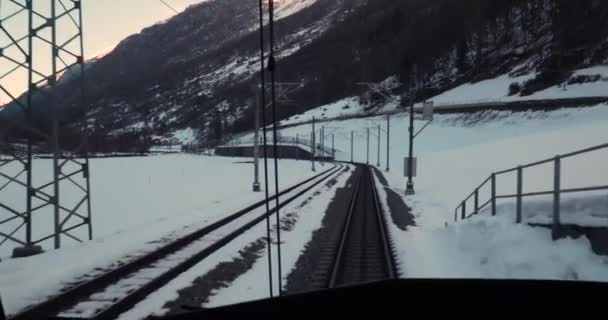 Zermatt Pociąg wahadłowy w Alpach Szwajcarskich, widok kierowcy — Wideo stockowe