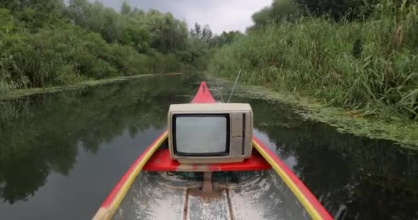 Canoagem em um lago com uma TV antiga — Vídeo de Stock