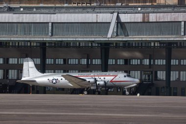 Douglas c-54 Skymaster Amerikan Hava Kuvvetleri uçağı Berlin Tempelhof 'da