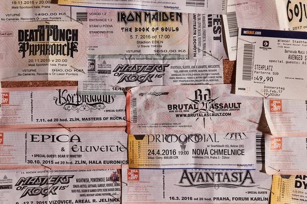 Bilety koncertowe na murze, rocku i metalu — Zdjęcie stockowe