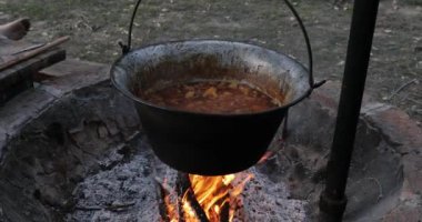 Tencerenin altında kamp ateşi