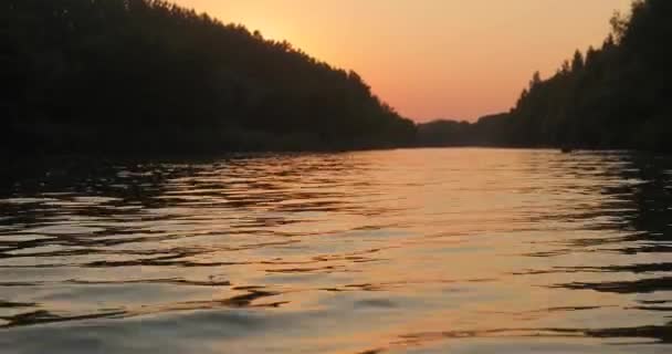 Zonsondergang boven een rivier — Stockvideo