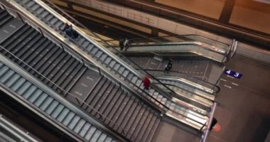 Bir tren istasyonunun yürüyen merdivenleri