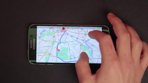 Kartenplanung auf Google Maps auf dem Smartphone — Stockvideo