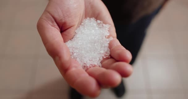 Handul de sal grandes cristales en palma — Vídeos de Stock