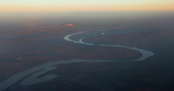 Paisaje montañoso desde arriba, curva del río Danubio — Vídeo de stock