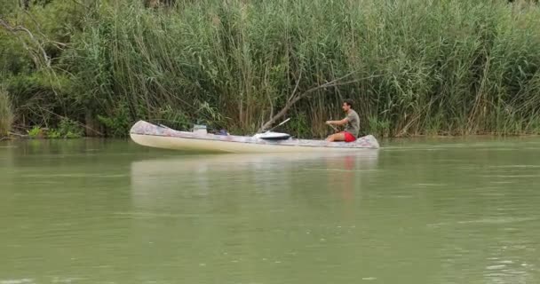 Canoeing on a lake — Stock Video