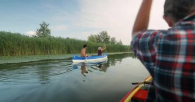 Bereketli bir yaz manzarasında kano.