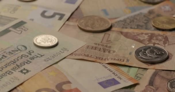 Uang kertas dan koin dari banyak negara. — Stok Video