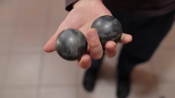 Baoding qi gong bollar i handen — Stockvideo