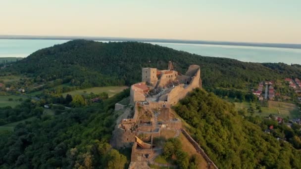 Vista aérea do drone do castelo medieval, Szigliget — Vídeo de Stock