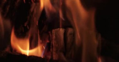 Şöminenin alevleri