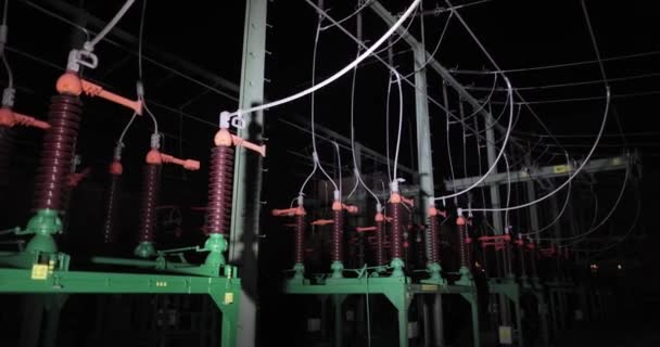 Elektrisk transformatorstation inspekterad på natten — Stockvideo