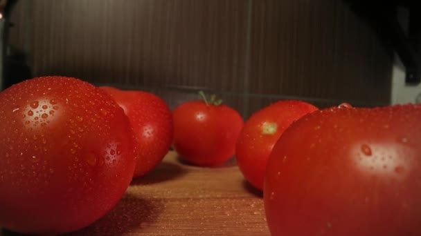 Tomatos στην κουζίνα μακροεντολή slider πλάνα — Αρχείο Βίντεο